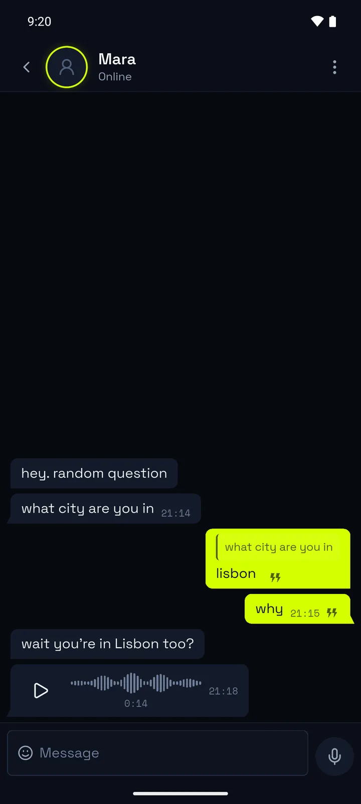 Une conversation YapRoll avec Mara, en ligne, avec une réponse qui cite sa question et une note vocale.